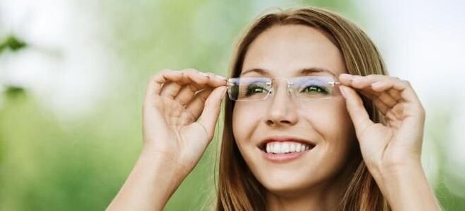 Les lunettes aident à améliorer la vision avec la myopie et l'intensité